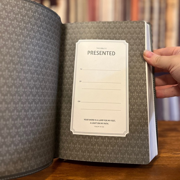 NIV, Thinline Reference Bible, Large Print, Leathersoft, Gray ISBN 9780310449584 - Picture 6 of 11